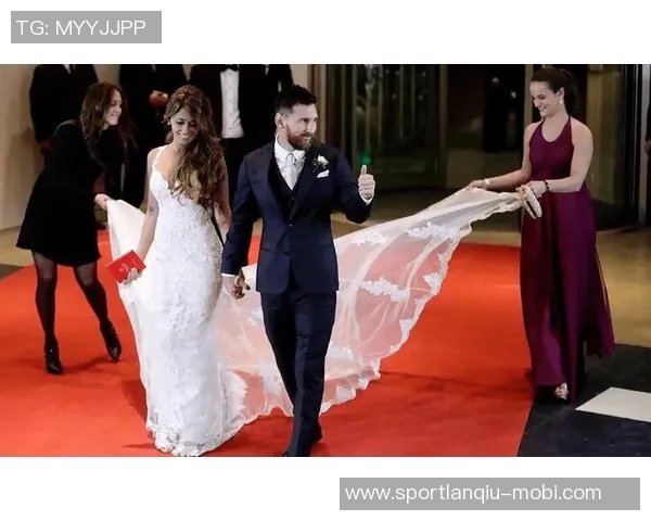 模特与梅西夫妇同框合影安东内拉T恤印梅西亲吻大力神杯瞬间